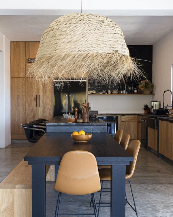 Cocina rústica de Casa Pomona con isla y lámpara de mimbre