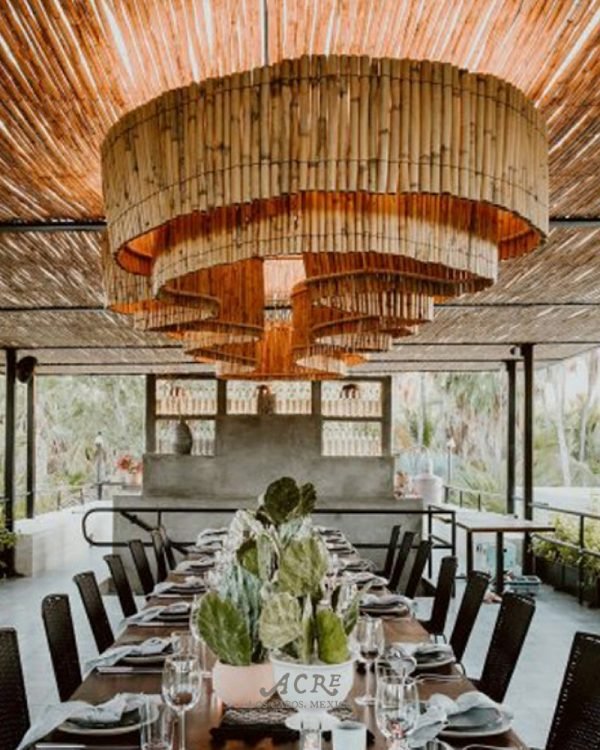Comedor al aire libre en Casa Pomona con lámpara de bambú