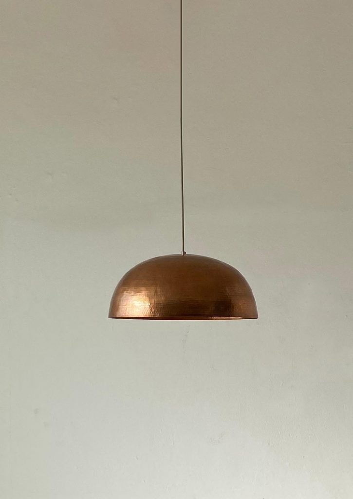 Lámpara colgante DOMO 50 de cobre con acabado martillado.
