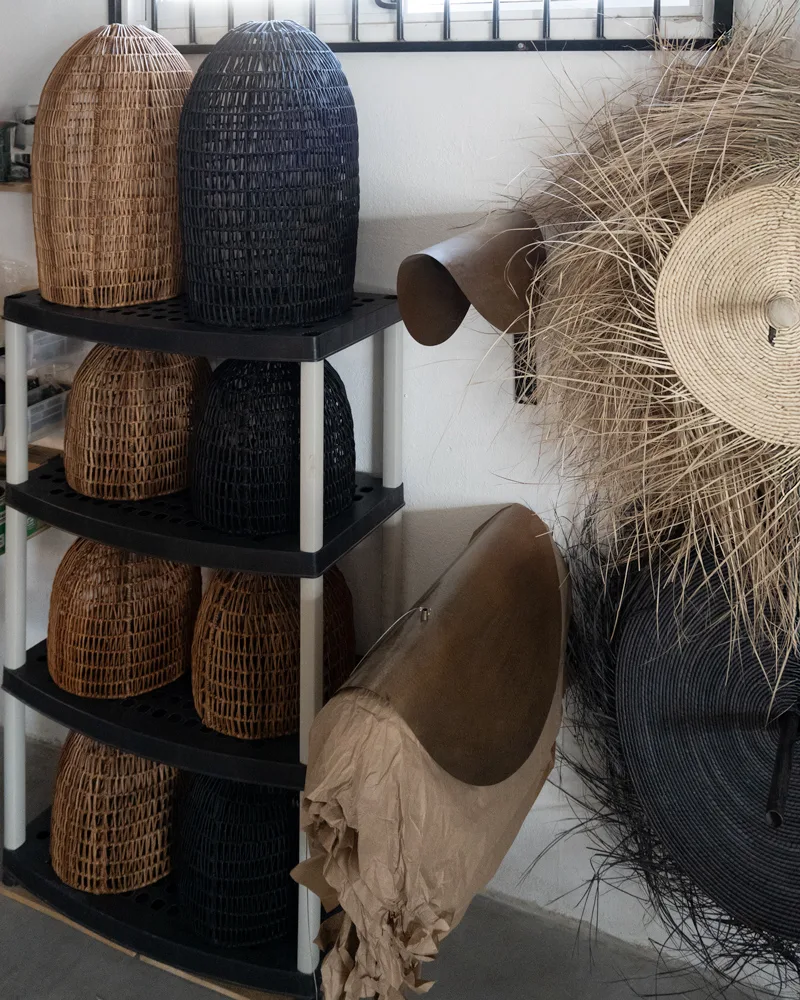 Cestas de mimbre y adornos de paja de diferentes tamaños, estilo artesanal