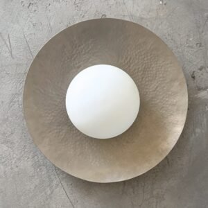 Lámpara de pared redonda con acabado martillado y globo difusor blanco