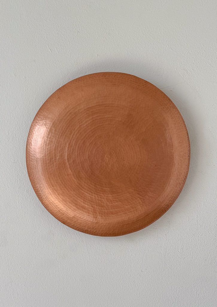th-eclipse-725x1024 Lámpara en forma de disco de cobre martillado con textura circular, similar a un eclipse.