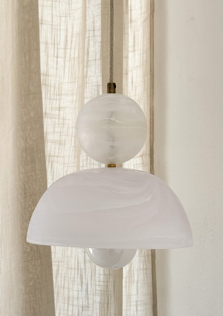 Lámpara colgante blanca PERLA con diseño de esferas y cúpula